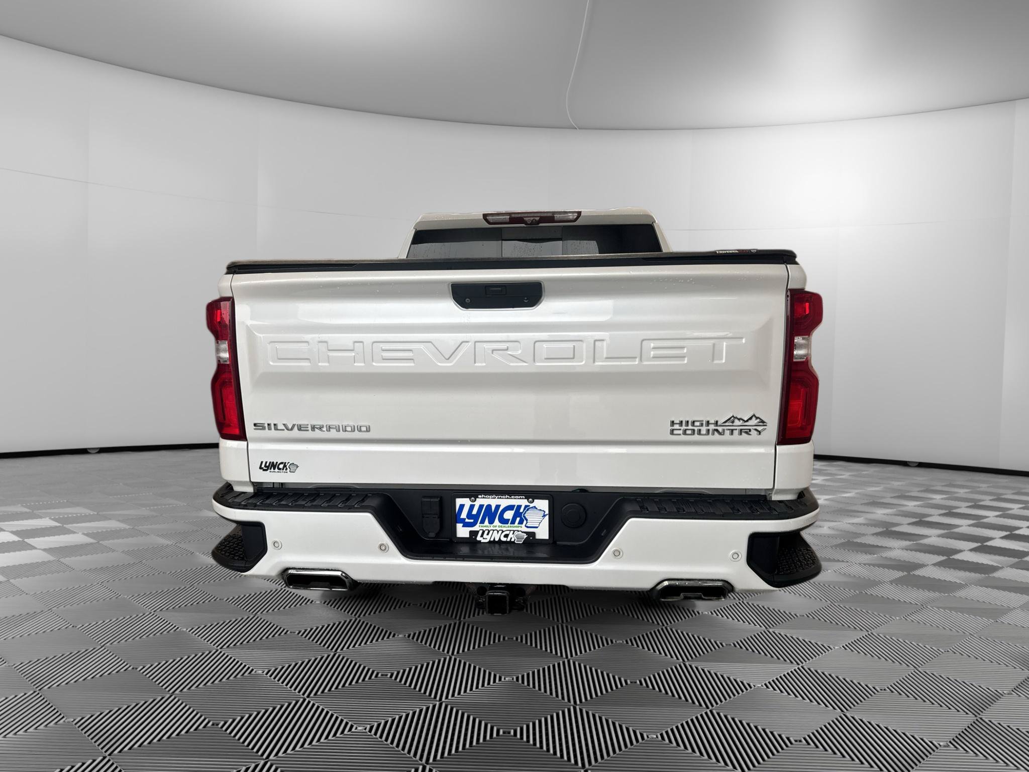 Used 2020 Chevrolet Silverado 1500 High Country w/ Technology Package AWD/4WD image 5