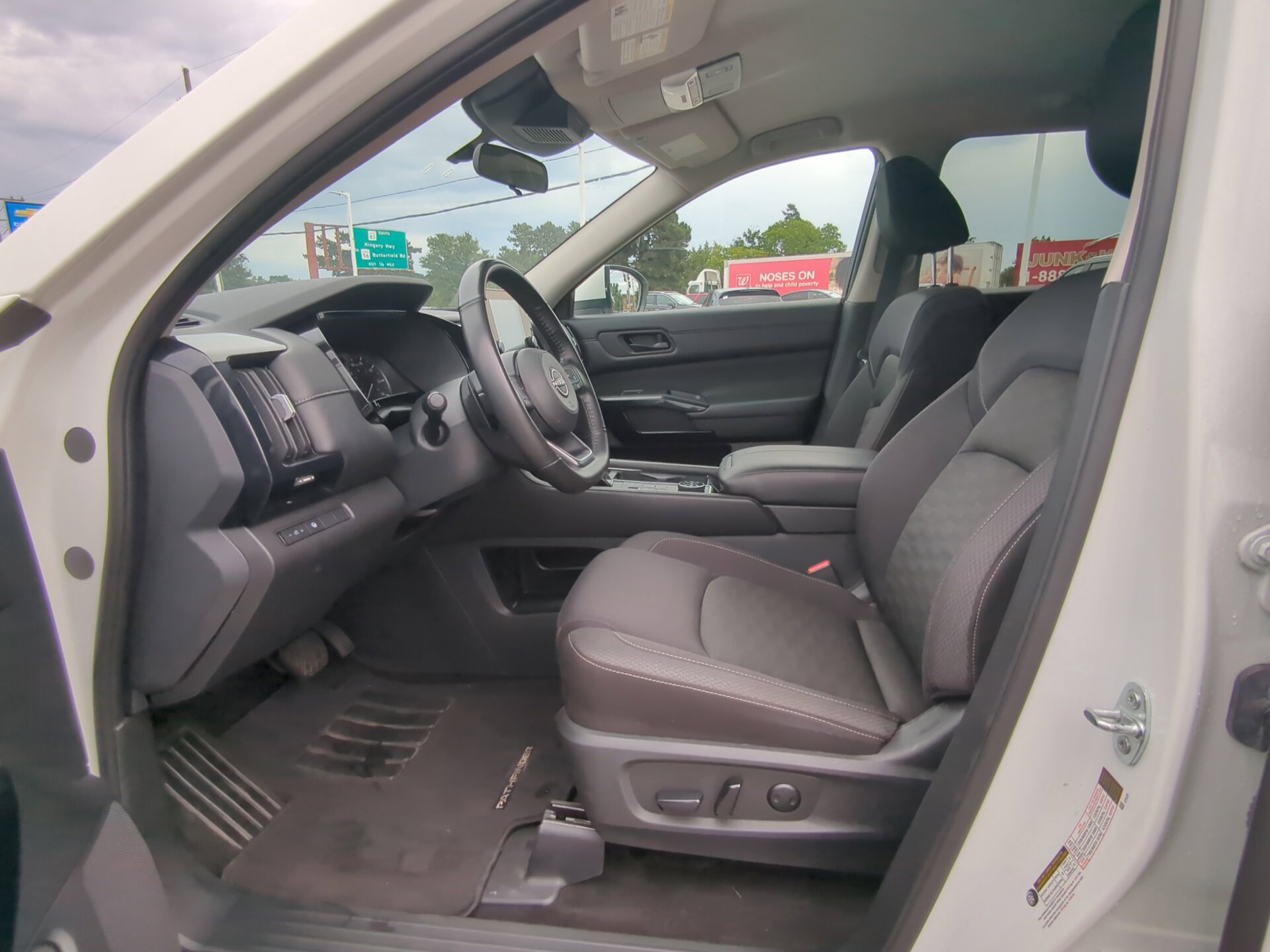Used 2024 Nissan Pathfinder SV AWD/4WD image 17