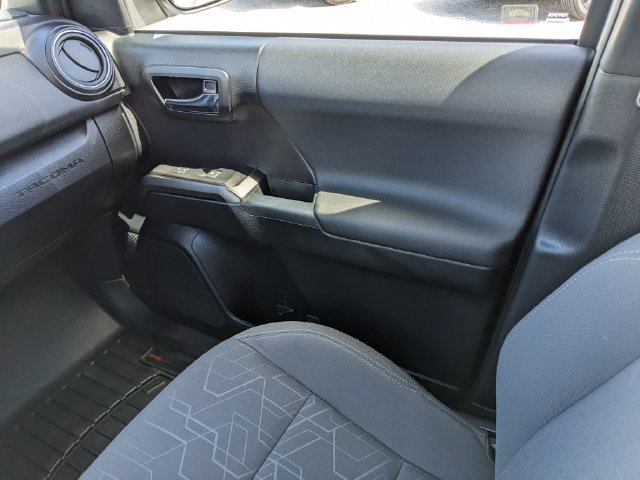 Used 2016 Toyota Tacoma TRD Off-Road w/ Towing Package AWD/4WD image 17