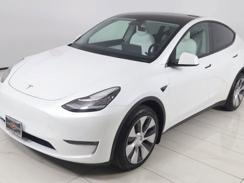 Used 2022 Tesla Model Y Long Range image 21