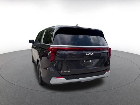 Used 2026 Kia Carnival FWD image 9
