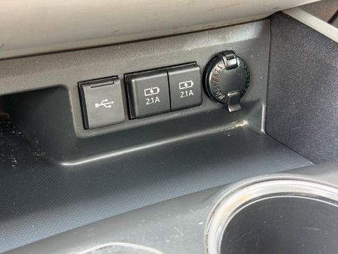 Used 2021 Toyota Highlander XLE AWD/4WD image 39