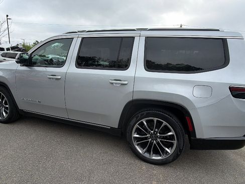 Used 2024 Jeep Wagoneer Series III w/ Premium Group I image 11