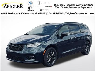 Used 2025 Chrysler Pacifica Limited