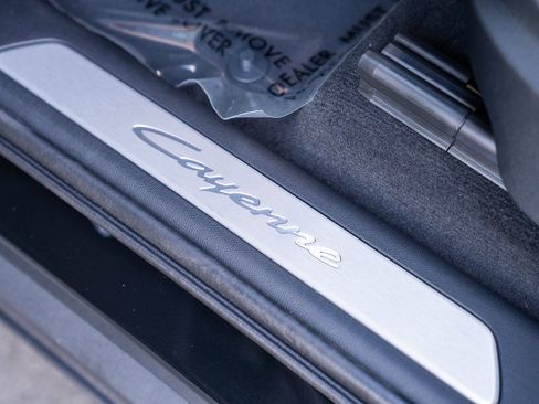 Certified 2025 Porsche Cayenne AWD/4WD image 11