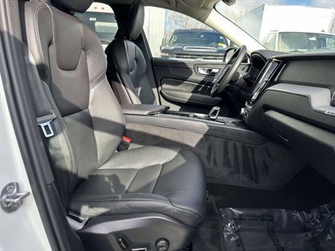 Used 2025 Volvo XC60 B5 Plus image 26