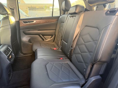 Used 2024 Volkswagen Atlas SE w/ Panoramic Sunroof Package FWD image 28