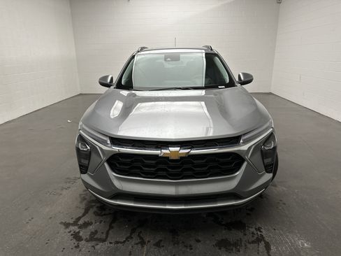 Used 2025 Chevrolet Trax LT w/ LT Convenience Package image 3