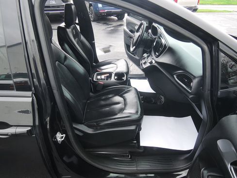 Used 2018 Chrysler Pacifica Touring-L w/ S Appearance Package FWD image 38