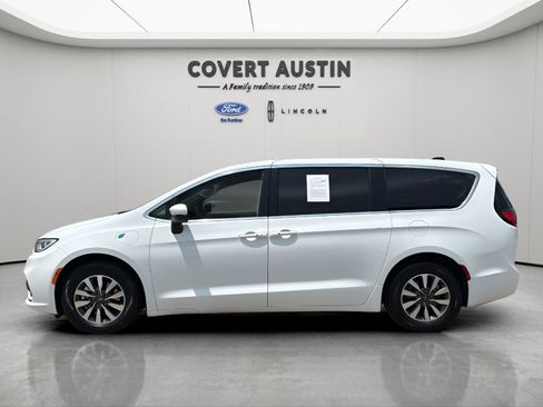 Used 2023 Chrysler Pacifica Touring-L FWD image 2