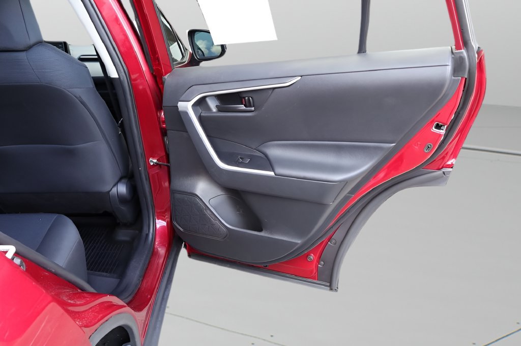 Used 2021 Toyota RAV4 LE AWD/4WD image 18