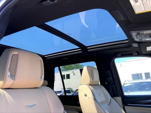 Used 2021 Cadillac Escalade Premium Luxury AWD/4WD image 21