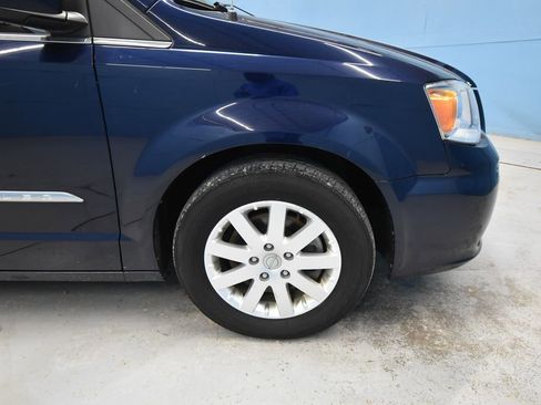 Used 2016 Chrysler Town & Country Touring FWD image 38