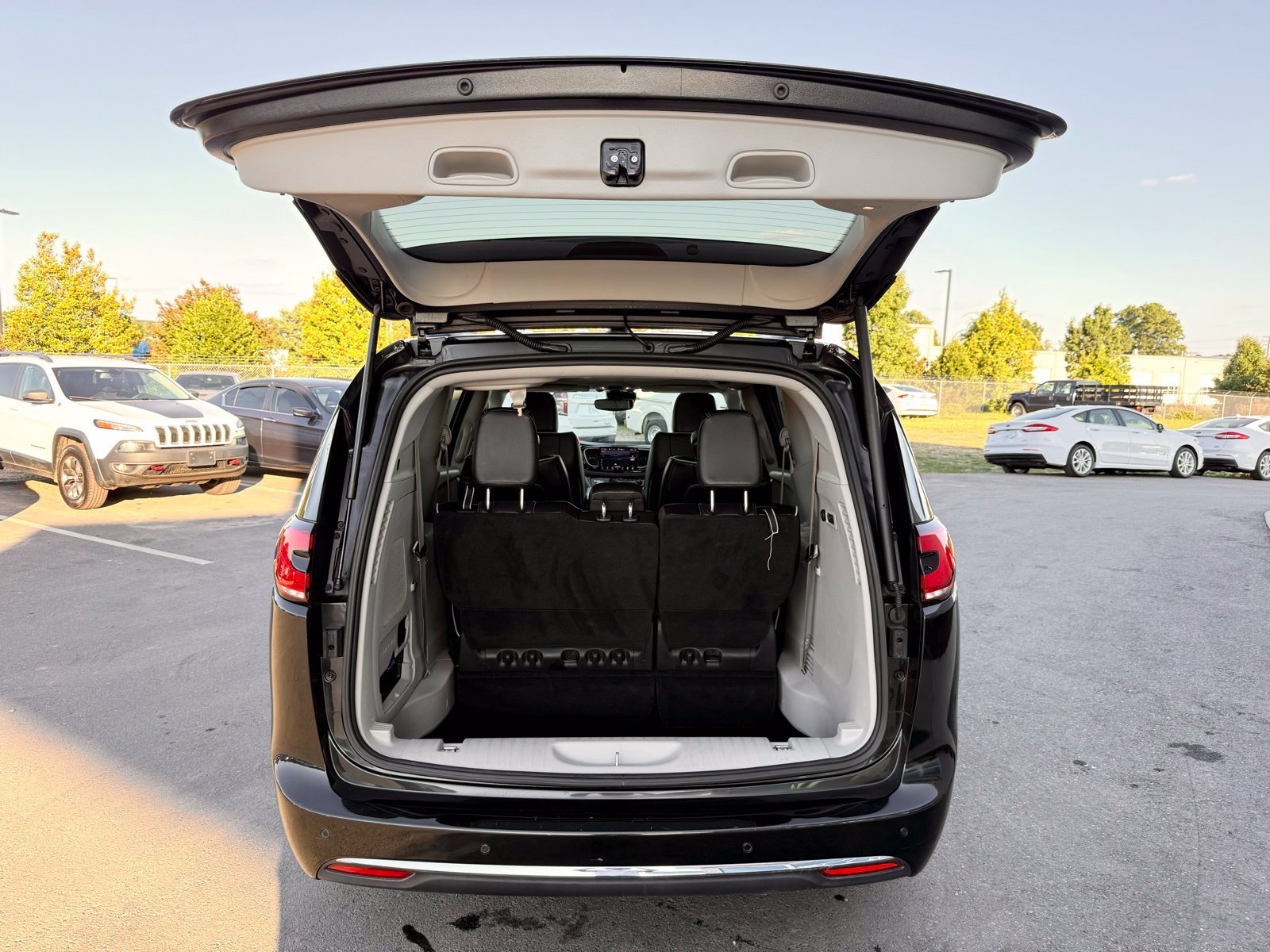 Used 2022 Chrysler Pacifica Limited FWD image 52