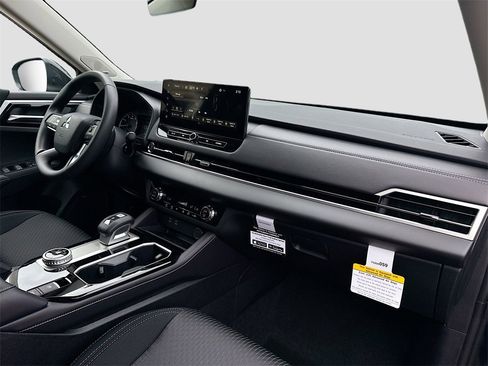 New 2025 Mitsubishi Outlander ES image 30