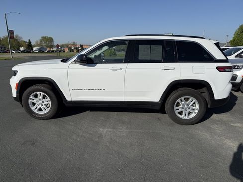 Used 2023 Jeep Grand Cherokee Laredo w/ Luxury Tech Group I AWD/4WD image 5