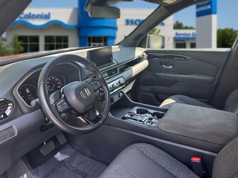 Used 2025 Honda Pilot Sport image 12