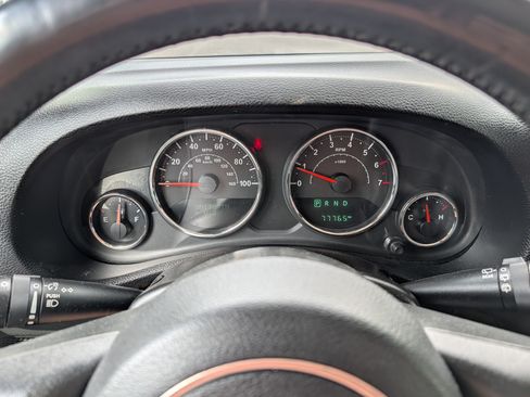 Used 2015 Jeep Wrangler Unlimited Sahara w/ Dual Top Group AWD/4WD image 21