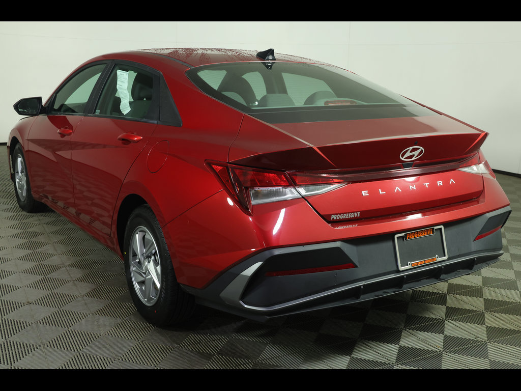 Used 2024 Hyundai Elantra SE FWD image 11