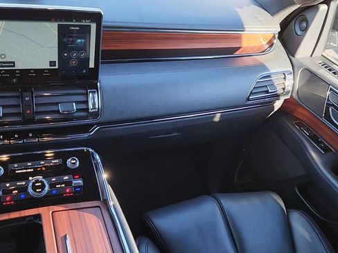 Used 2024 Lincoln Navigator L 4WD image 6