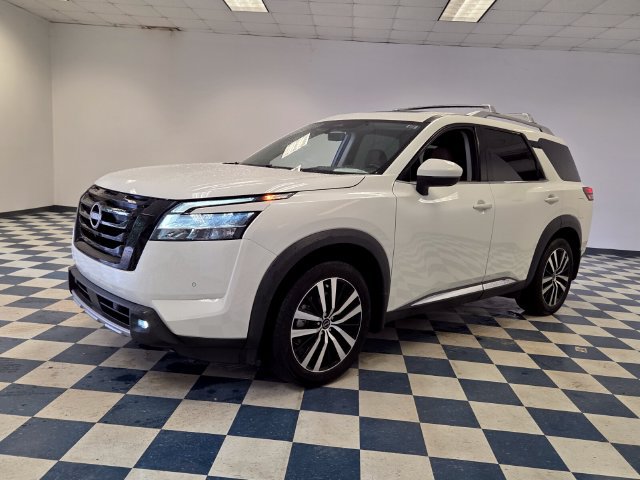 Used 2024 Nissan Pathfinder Platinum AWD/4WD image 3