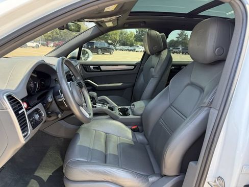 Used 2023 Porsche Cayenne Platinum Edition w/ Assistance Package AWD/4WD image 24