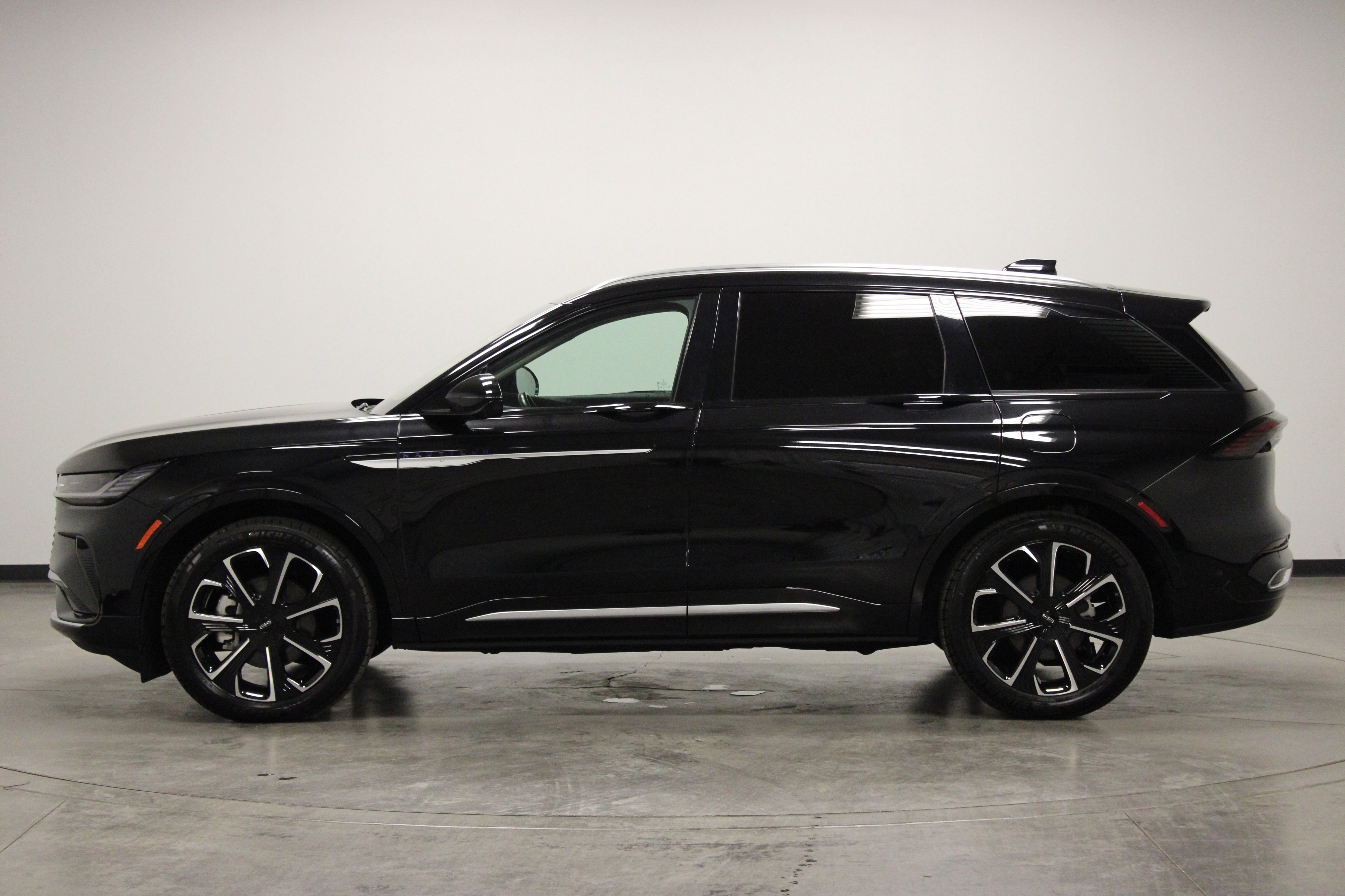 Used 2024 Lincoln Nautilus Reserve w/ Equipment Group 202A AWD/4WD image 5