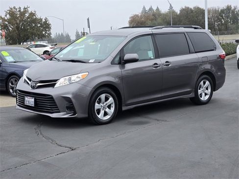Used 2020 Toyota Sienna LE image 8