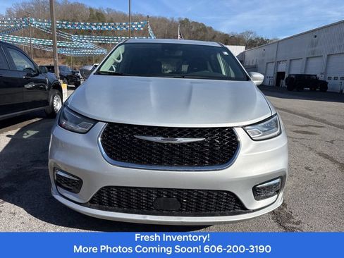 Used 2022 Chrysler Pacifica Touring-L FWD image 2