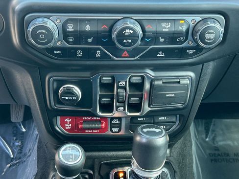 Used 2023 Jeep Gladiator Rubicon w/ Cold Weather Group AWD/4WD image 23