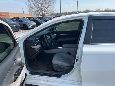 Used 2020 Toyota Camry SE w/ Convenience Package image 6