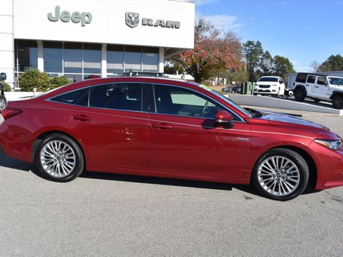 Used 2020 Toyota Avalon Limited image 10