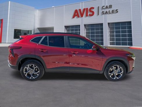Used 2025 Chevrolet Trax LT w/ LT Convenience Package image 5