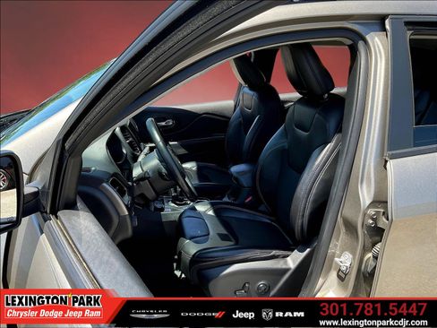 Used 2020 Jeep Cherokee Latitude w/ Quick Order Package 26F North AWD/4WD image 21