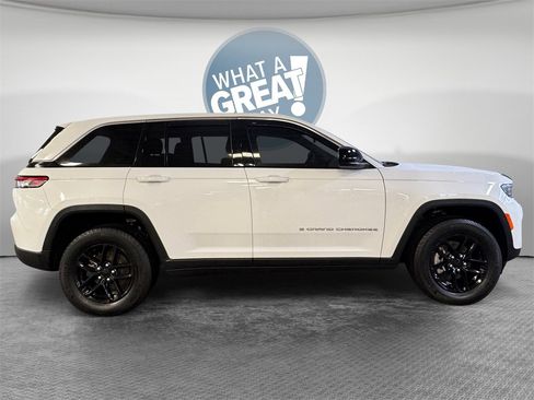 Used 2025 Jeep Grand Cherokee Laredo w/ Luxury Tech Group I image 2