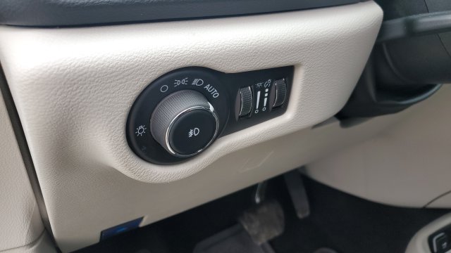 Used 2024 Chrysler Pacifica Touring-L FWD image 9
