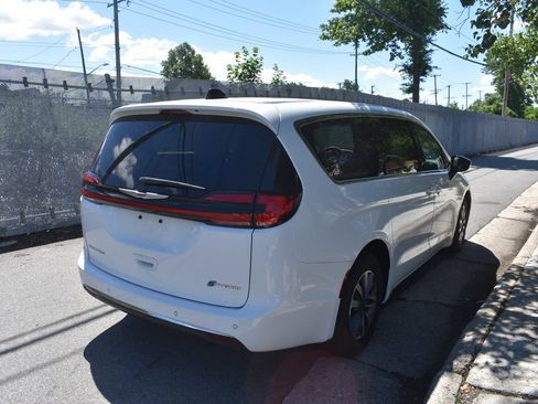 Used 2024 Chrysler Pacifica Limited FWD image 5