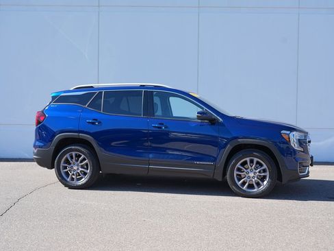 Used 2023 GMC Terrain SLT AWD/4WD image 2