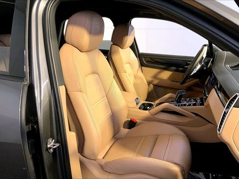 Used 2023 Porsche Cayenne image 18
