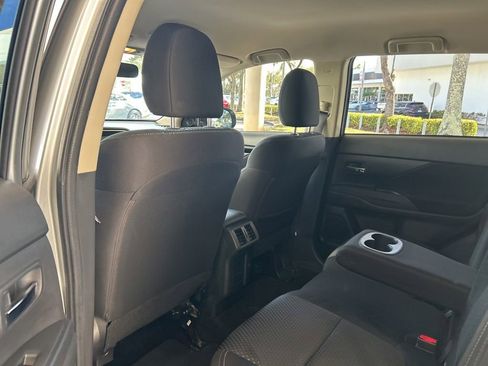 Used 2019 Mitsubishi Outlander ES image 31