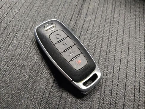 Used 2023 Nissan Rogue SV image 32