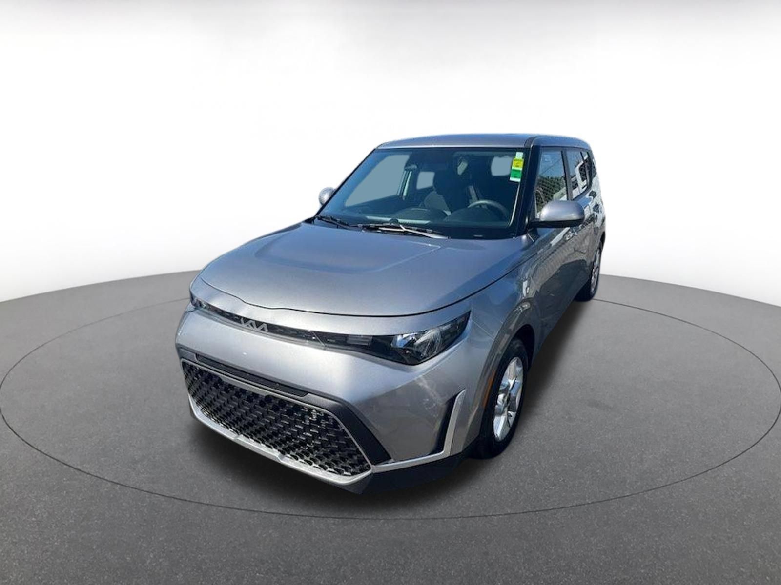Used 2025 Kia Soul LX w/ LX Technology Package FWD image 2