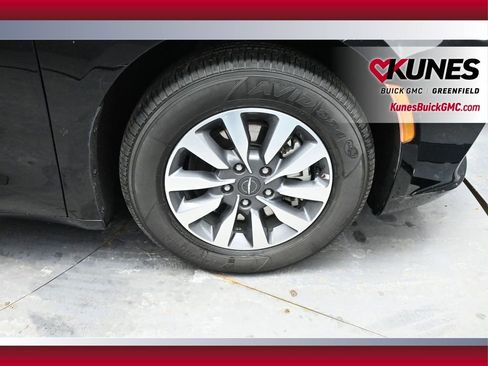 Used 2024 Chrysler Pacifica Limited FWD image 17