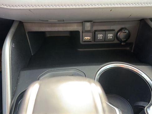 Used 2020 Toyota Highlander XLE FWD image 25