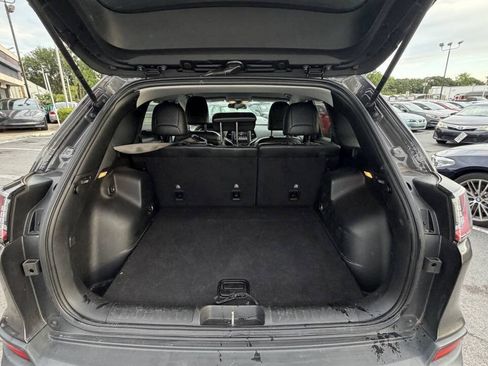 Used 2019 Jeep Cherokee Latitude Plus w/ Cold Weather Group AWD/4WD image 17