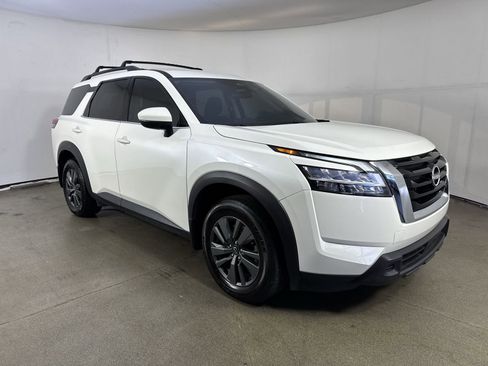 Certified 2023 Nissan Pathfinder SV image 3