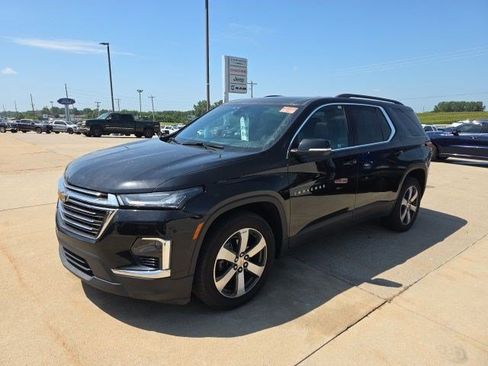 Used 2023 Chevrolet Traverse LT w/ LT Premium Package AWD/4WD image 3
