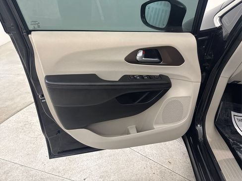 Used 2017 Chrysler Pacifica Touring-L Plus FWD image 32