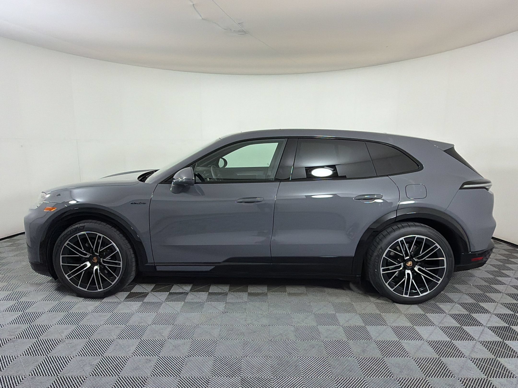 Used 2026 Porsche Cayenne Electric AWD/4WD image 2
