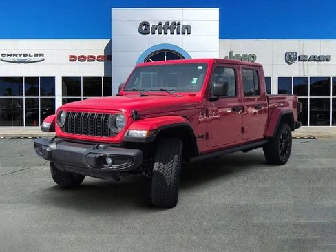 Used 2025 Jeep Gladiator Sport AWD/4WD image 11
